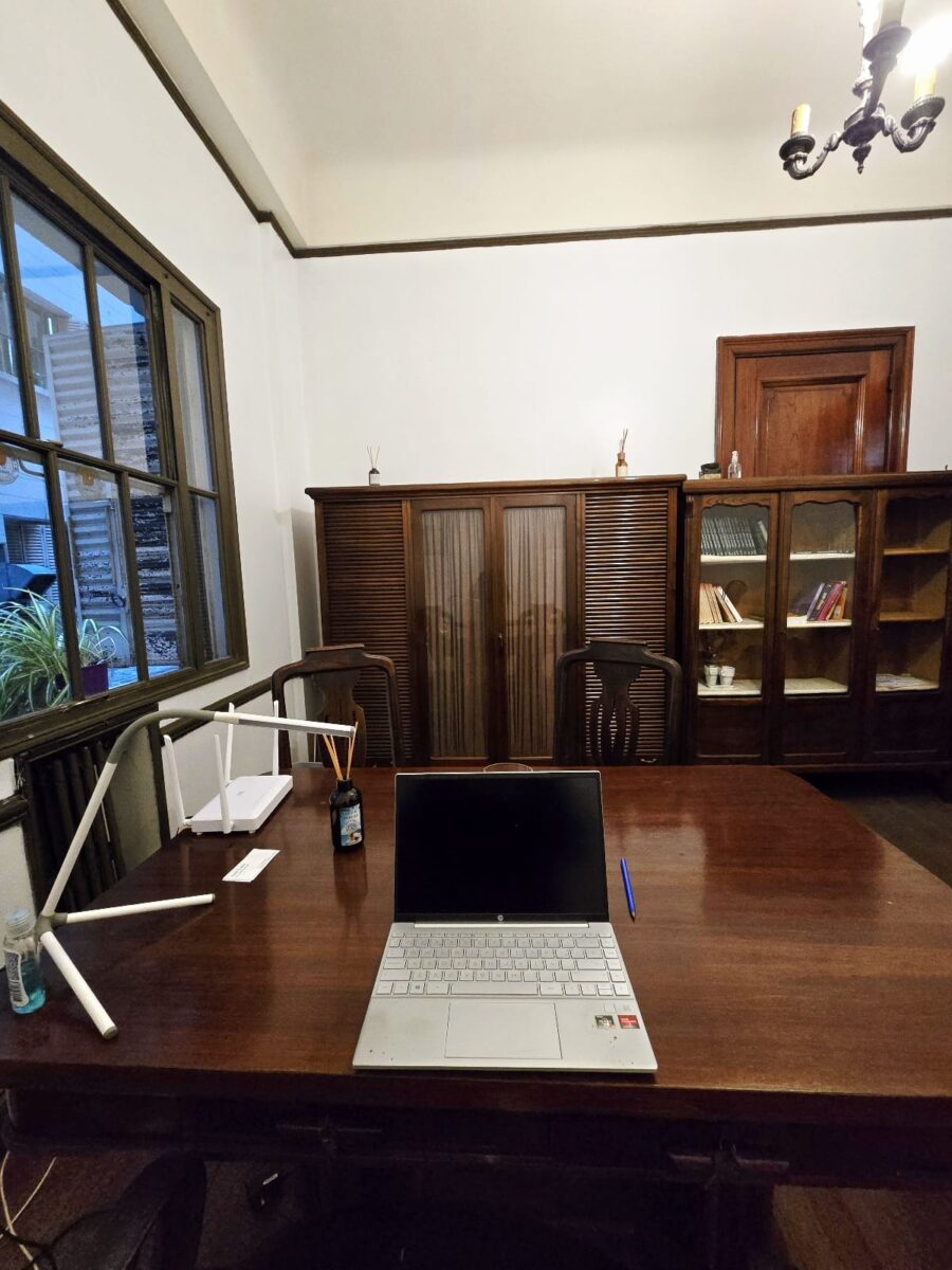 foto_de_consultorio_3 vista del consultorio desde la perspectiva del analista, se ven 2 silla inclinadas hacia el terapeuta y dos armarios de fondo estilo antiguo